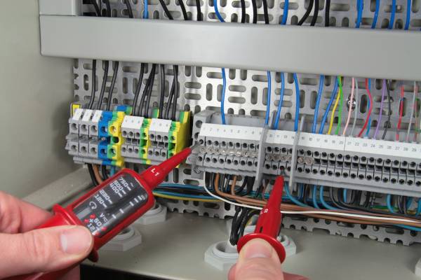 Nur der zweipolige Spannungsprüfer kann mit absoluter Gewissheit Spannungsfreiheit feststellen. Ein polige Phasenprüfer sind zu ungenau. 